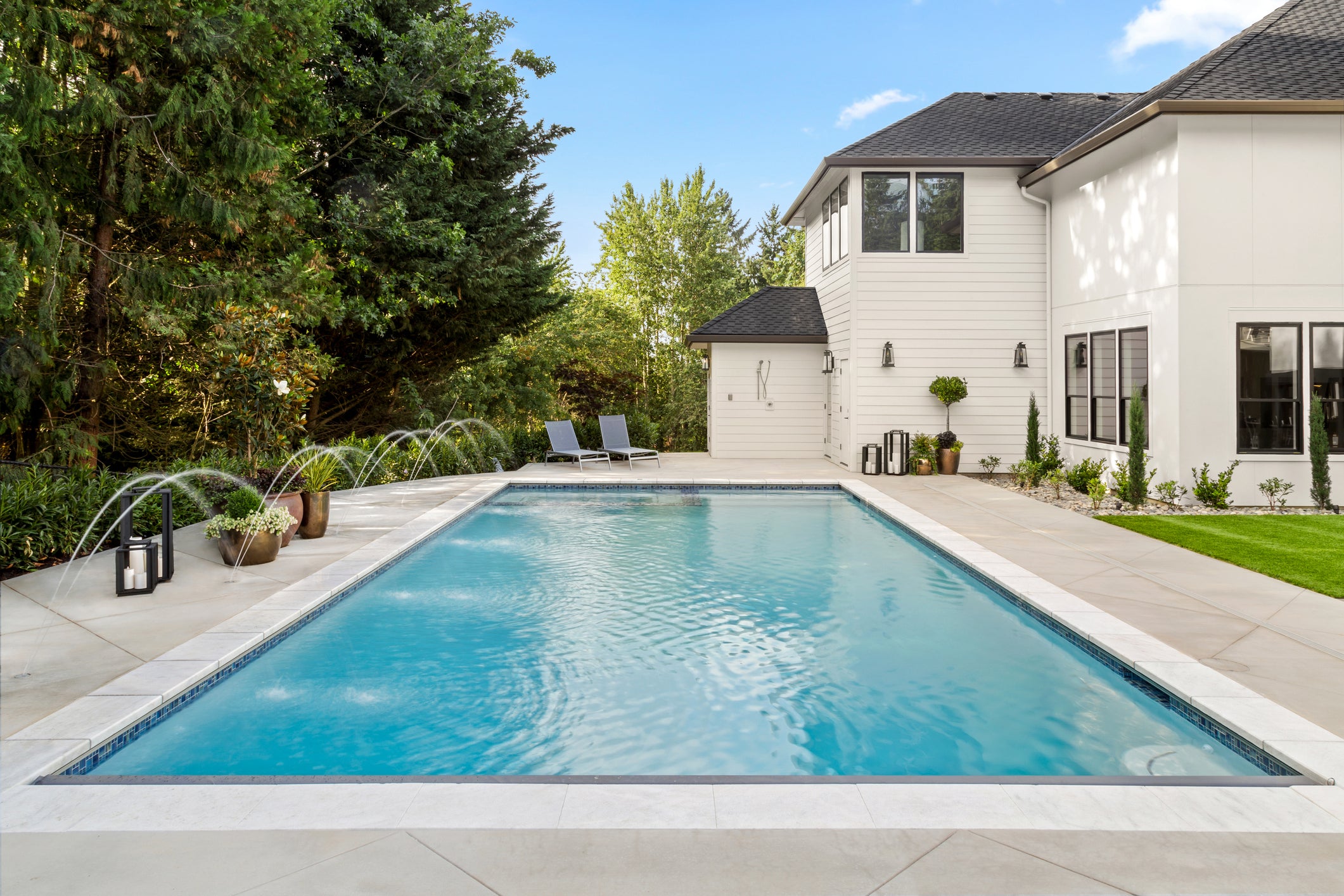 Choosing the Right Pool Material: Concrete vs Fiberglass vs Vinyl