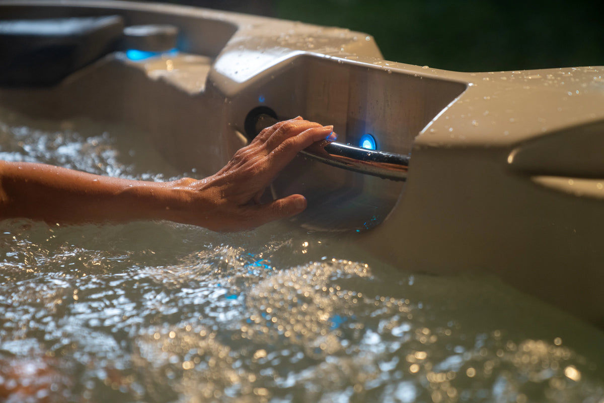 Sundance Spas Altamar 880 Series 6-Person Hot Tub