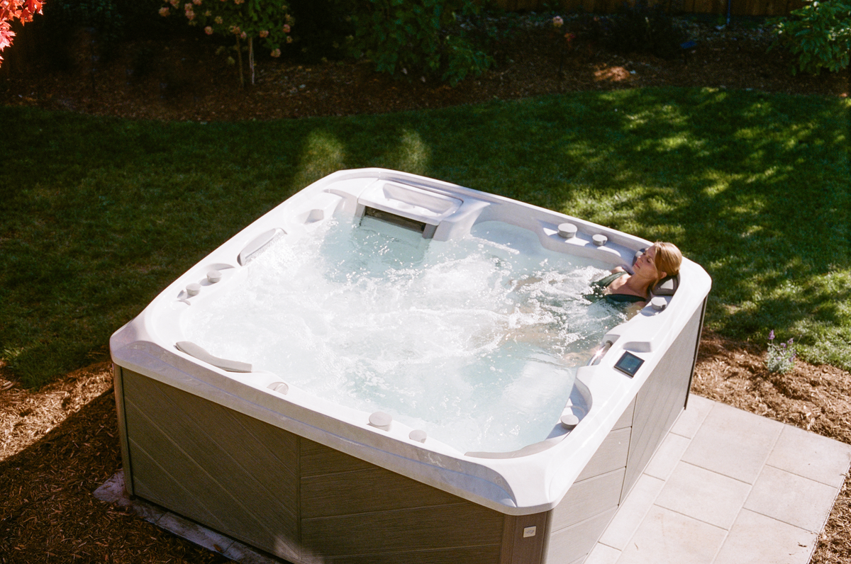 Cameo® 880 Series 6-Person Hot Tub